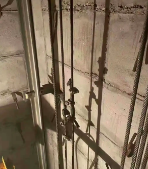 电梯钢丝绳安装单绕式工艺(电梯挂钢丝绳、做绳头)