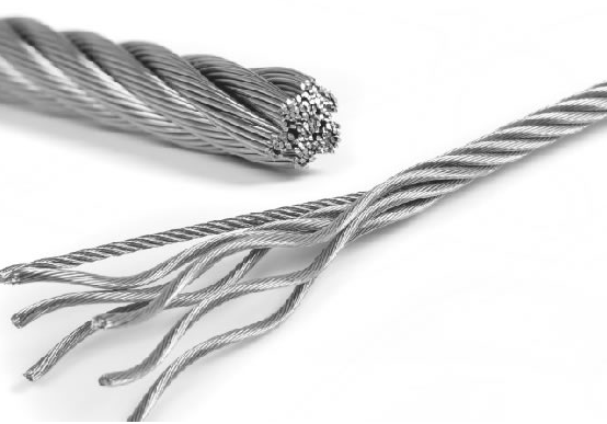 钢丝绳助力废弃电线杆清除工作